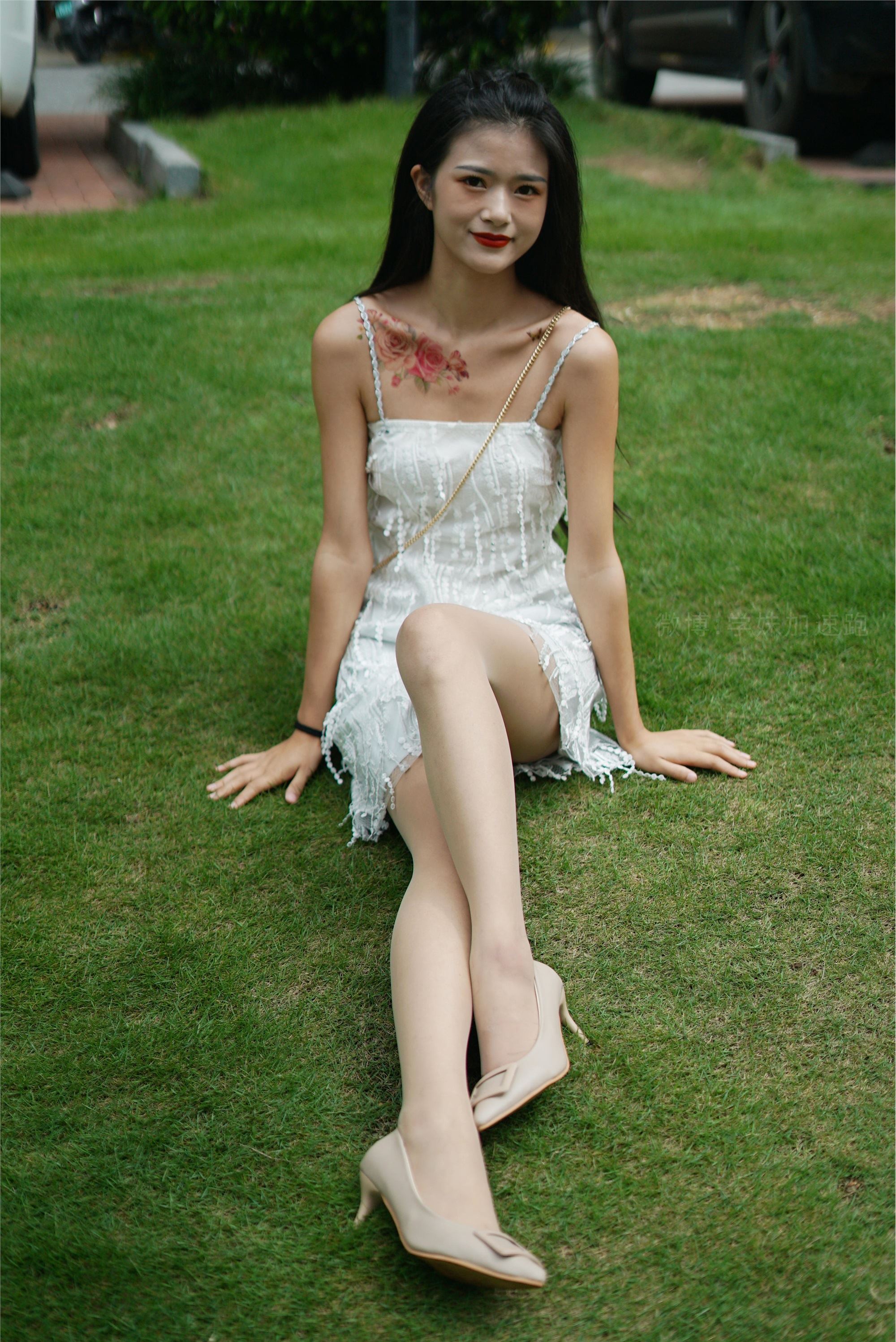 学妹加速跑 XM079《草地上的绿茶jio-鹿酱》